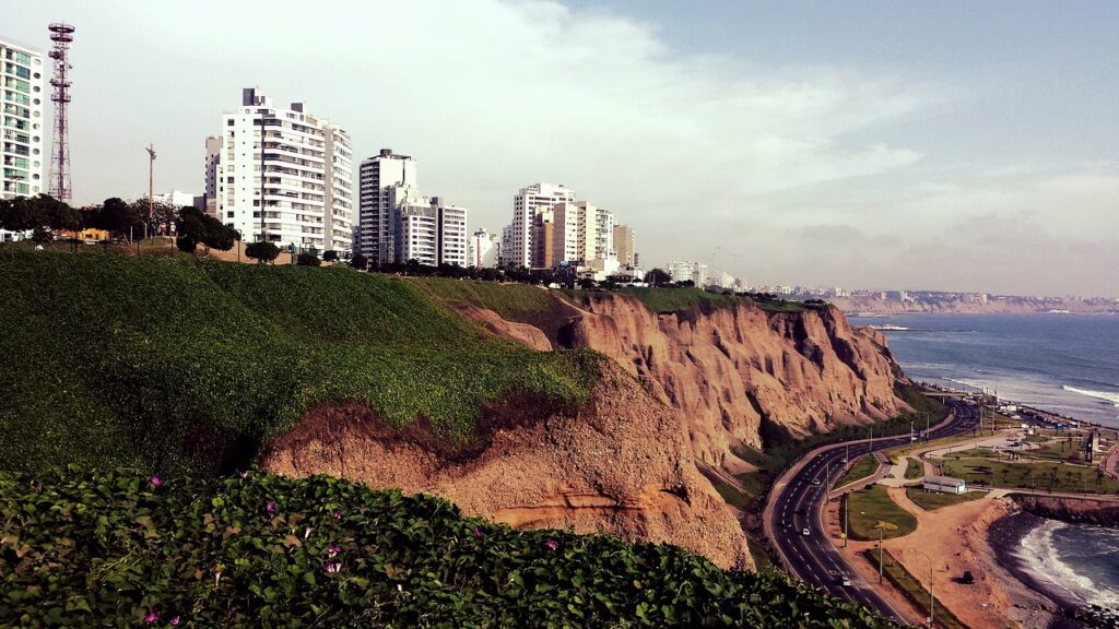Tendencias del mercado inmobiliario en Lima para 2025 lima, peru, south america, miraflores, coastline, windy road, cliff, pacific coast in lima, beach, latin, building, landscape, seashore, seaside, lima, lima, lima, lima, lima